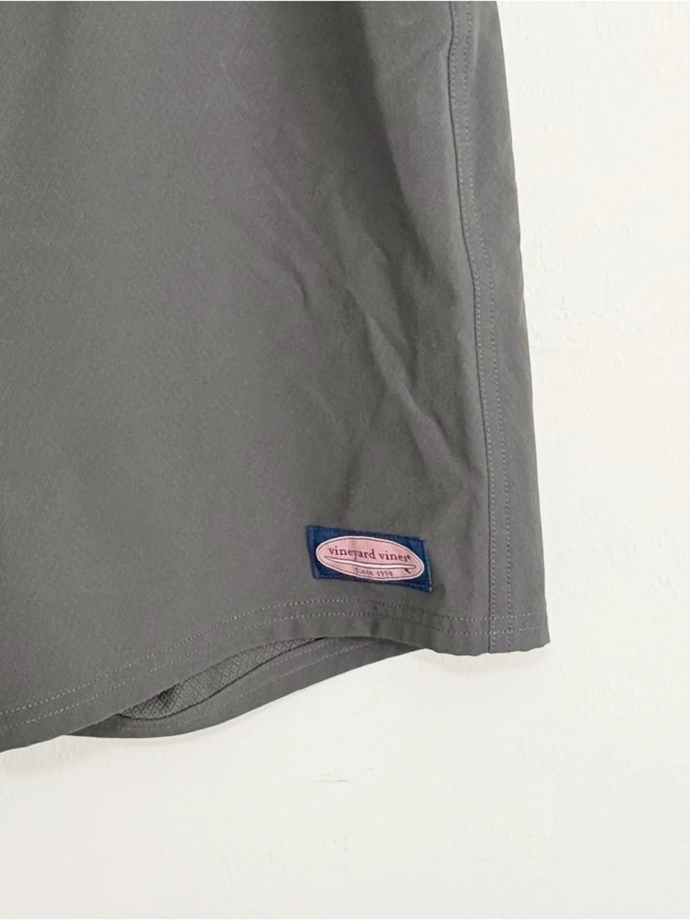 VINEYARD VINES Women’s Gray PERFORMANCE BOARD SHORTS 9” Inseam Quick Dry Size 34 - Picture 2 of 6